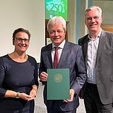 Die Präsidentin steht mit Herrn Grethe und Herrn Groebler zusammen. 