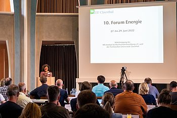 Personen in einem Saal bei einer Präsentation